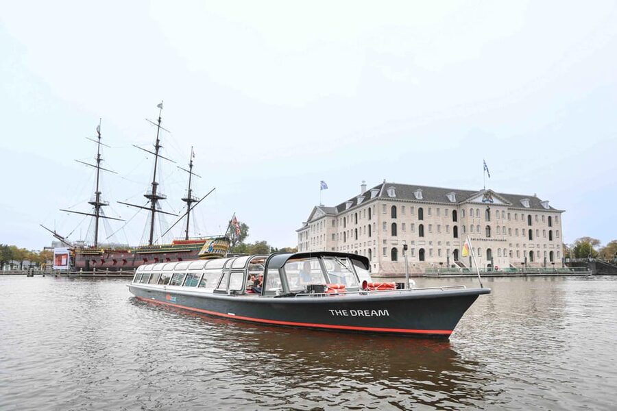 Amsterdam: Traditional Canal Cruise with Bar on Board - The simple appeal of a covered, heated Amsterdam canal cruise