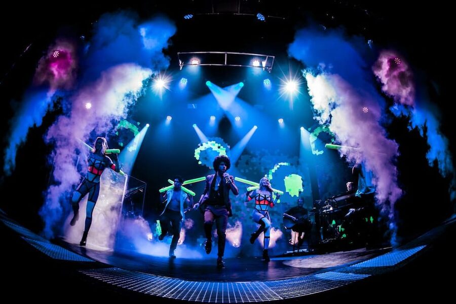 Amsterdam: VEGAS Dinner Show with 3-Course Sharing Menu - Service, drinks, and the pacing you should watch