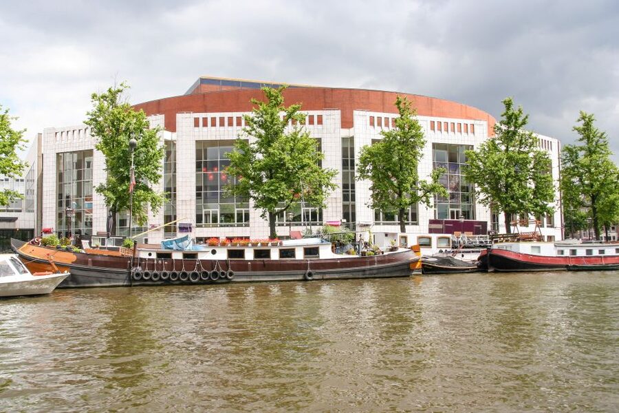 Amsterdam Walking Tour and Canal Cruise - Clothing, Shoes, and the 5 km Reality Check