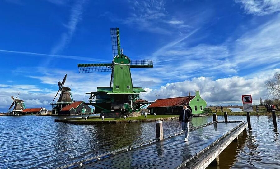 Amsterdam: Zaanse Schans and Giethoorn Day Trip with Cruise - Getting to the countryside: hotel pickup plus a comfortable Mercedes minivan