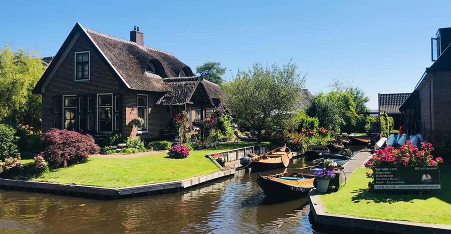 Amsterdam: Zaanse Schans and Giethoorn Day Trip with Cruise - The gouda factory stop: tasting cheese without the tourist trap