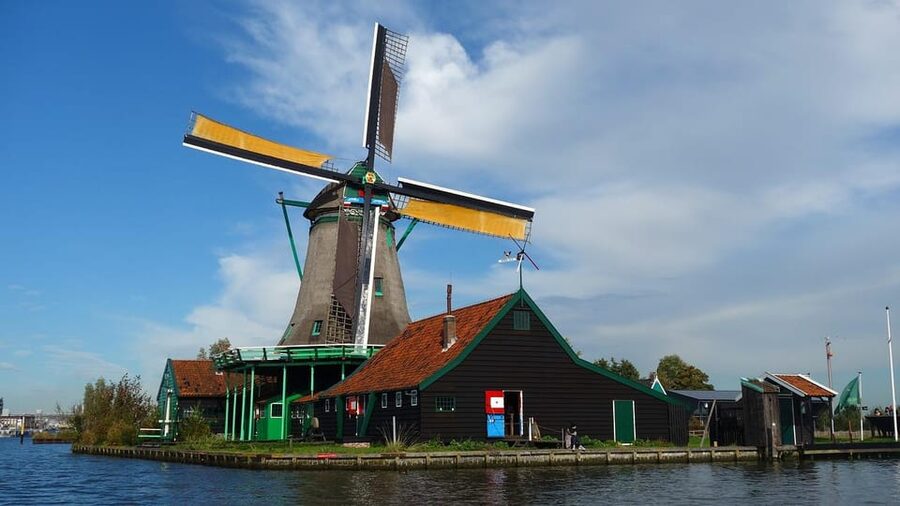 Amsterdam: Zaanse Schans, Windmills & Giethoorn Private Trip - Zaanse Schans: Where the Windmills Make the Countryside Feel Tangible