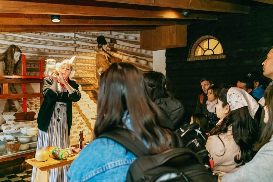 Amsterdam: Zaanse Schans windmills & Volendam Guided Tour - The hands-on magic: Dutch cheese on an old farm