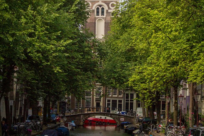 Anne Frank Private Bike Tour in Amsterdam - Stop 3: De Schaduwkade and a classic bridge moment