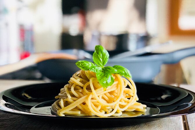 Authentic Italian Dinner in Cozy Canal Home in Amsterdam - Enter Luca’s open kitchen and learn the Italian flow