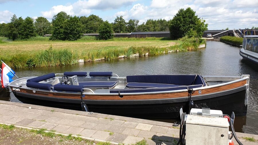 Boatrental 2 Hours 12 Person with Steeringwheel and cushions - Who This Private Electric Boat Rental Suits Best