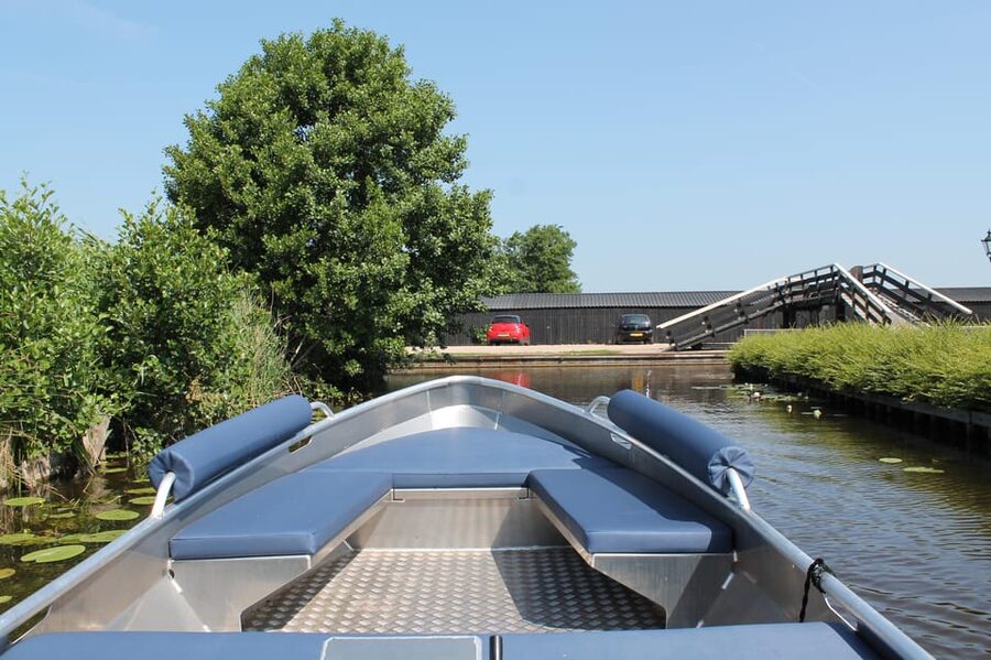 Boatrental 2 Hours 8 Person with Steeringwheel and cushions - Electric self-drive on Giethoorn canals, without the fuss