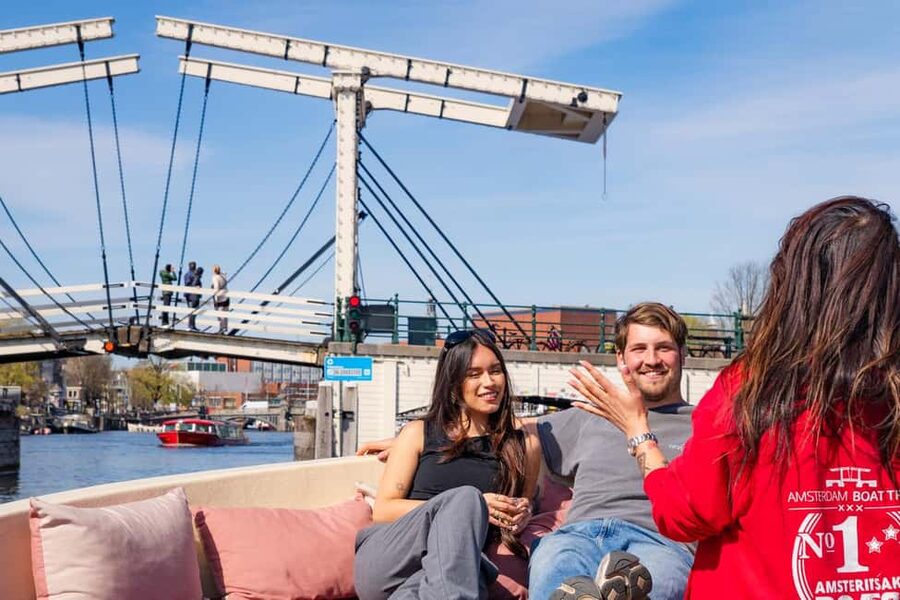 CHEESE AND DRINKS TOUR: A TASTE OF AMSTERDAM ON THE CANALS - Live Guide Storytelling, and Why the Timing Feels Just Right