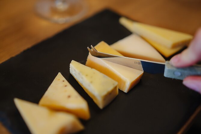 Cheese and Wine tasting in Amsterdam - Five cheeses: what to focus on when you taste