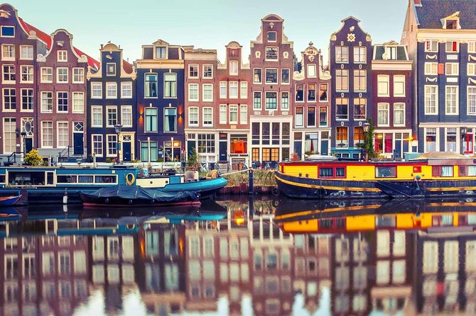 CULTURE Cultural city tour - Canals, religion, monarchy, and culture: what the guide is really teaching