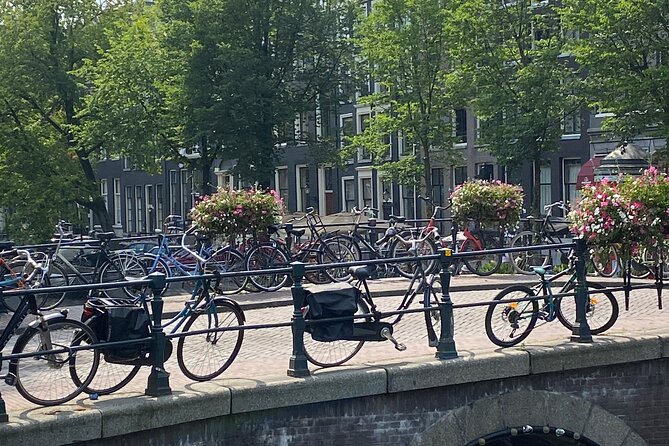 CULTURE with bite, culinary city tour - The Jordaan: canals, houseboats, and Appeltaart met Slagroom