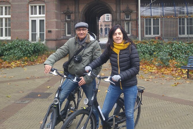 Daily group bike tour in Spanish. - Oud West, then Vondelpark: where Amsterdam slows down