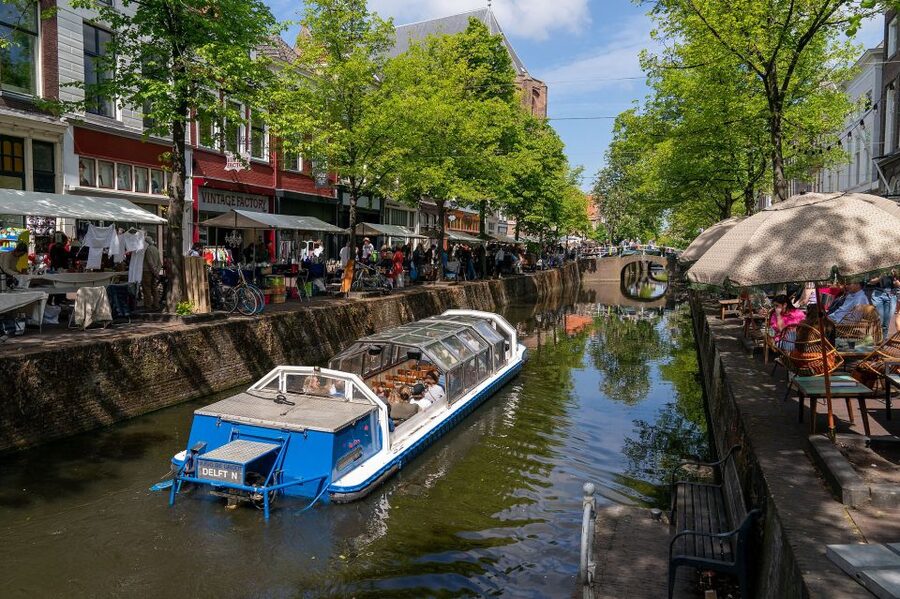 Delft: Canal Cruise with Guided Commentary - The stories you hear: Delft Blue, Vermeer, and trade history