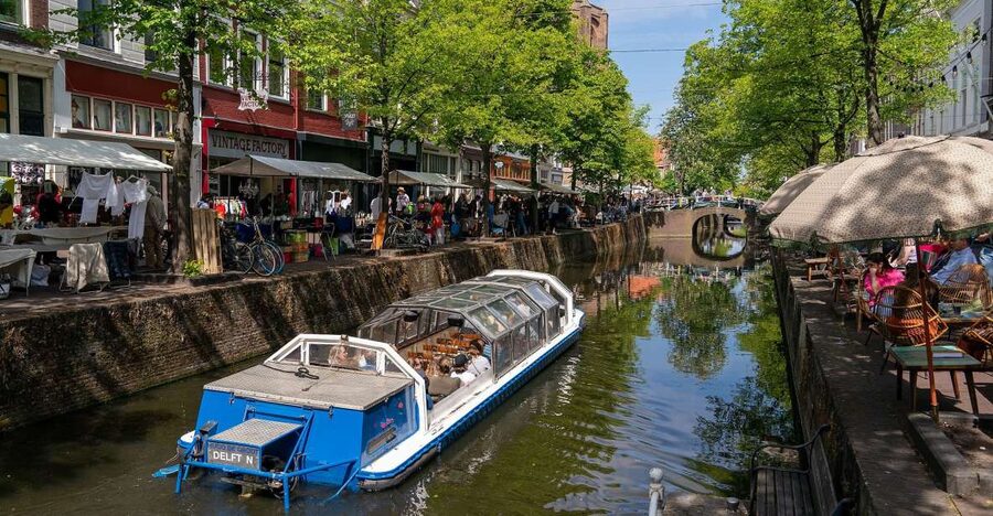 Delft: Canal Cruise with Guided Commentary - Photo tips for glass roofs and canal glare