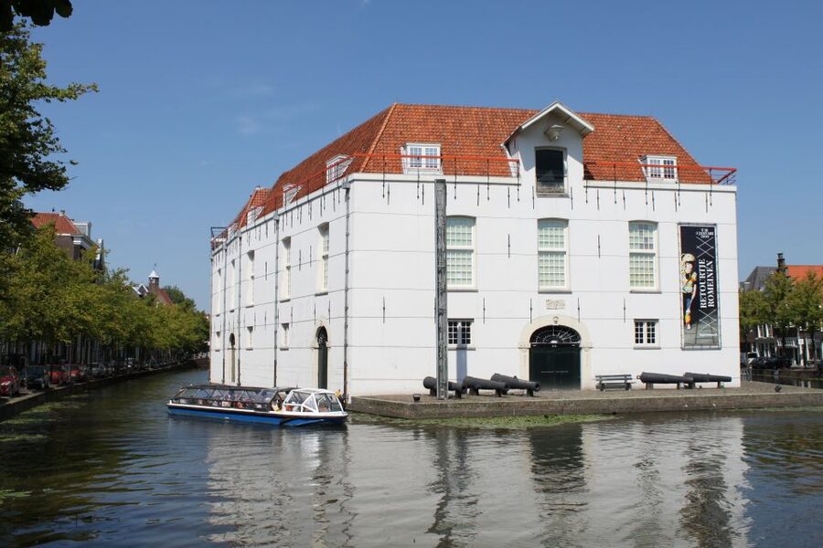 Delft: Canal Cruise with Guided Commentary - Boarding at Koornmarkt 113, and what the boat setup means for comfort