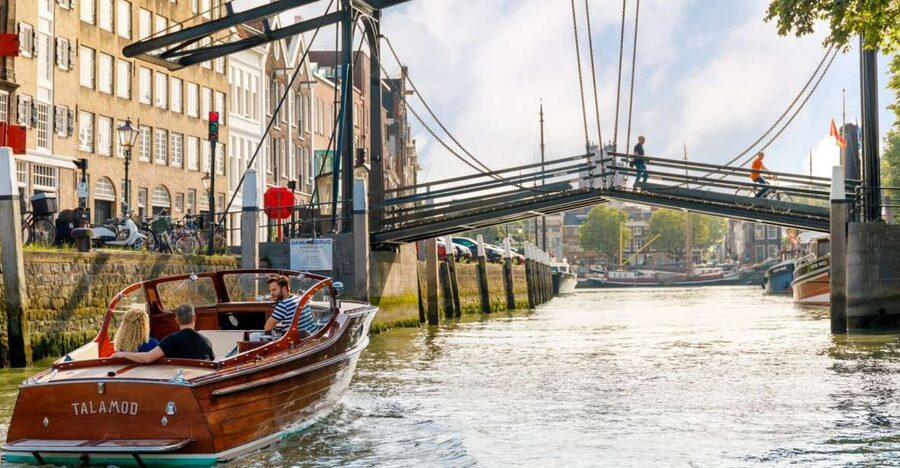 Dordrecht: City Walking Tour with Boat Ride - Getting Oriented at Voorstraat 276 and the Hallo Dordrecht Store