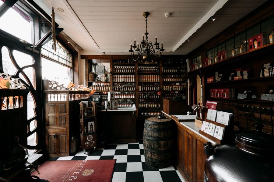 Dordrecht: Distillery Tour with Dutch Gin & Genever Tasting - Where the tour begins: ticket check before you enter