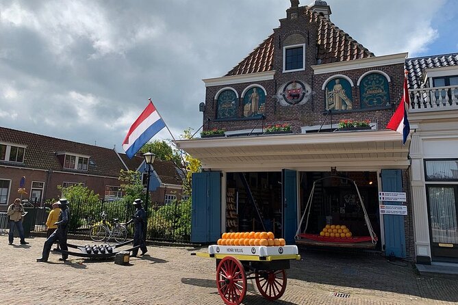 E-Bike PRIVATE tour Countryside of Amsterdam Volendam Marken - Edam’s quick cheese-town moment