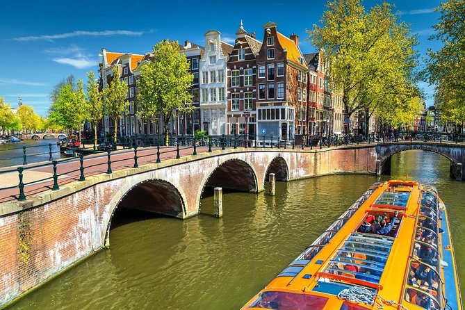 e-Scavenger hunt Amsterdam: Explore the city at your own pace - Dam Square to the museum zone: big sights with a game brain