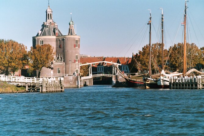 e-Scavenger hunt Enkhuizen: Explore the city at your own pace - What you need to start, smartphone and data included