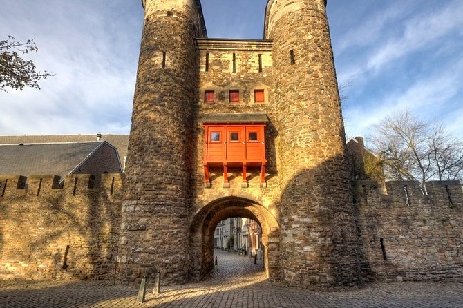 e-Scavenger hunt Maastricht: Explore the city at your own pace - GPS-first sightseeing: what the hunt feels like