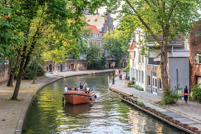 e-Scavenger hunt Utrecht: Explore the city at your own pace - Flower market color and canal views that feel like Utrecht’s postcard