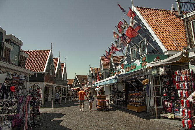 e-Scavenger hunt Volendam: Explore the city at your own pace - What to watch for: timer pressure and questions that may need updating