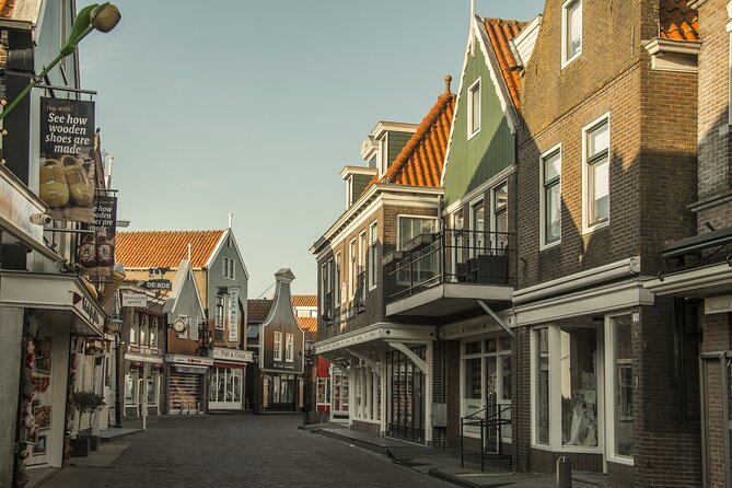e-Scavenger hunt Volendam: Explore the city at your own pace - Should you book this e-Scavenger hunt Volendam?