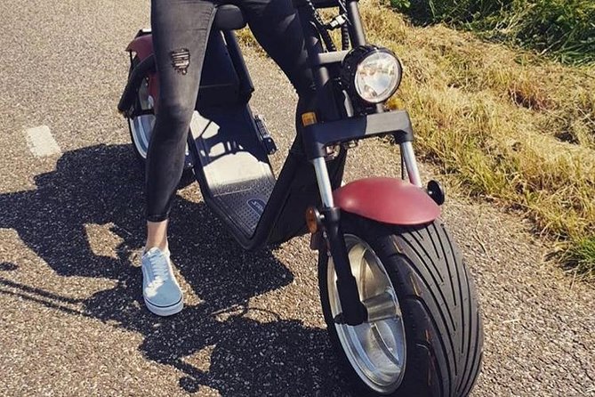 E-scooter rental Volendam - Countryside of Amsterdam - Wind, layers, and the licence check you should not skip