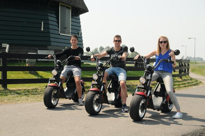 E-scooter rental Volendam - Countryside of Amsterdam - Edam in about an hour: narrow alleys, canals, and cheese market time