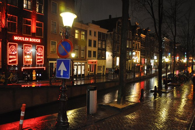 Exclusive small-group Amsterdam Red Light District tour - Stop at the Dam square: Amsterdam’s wooden-pile foundation story