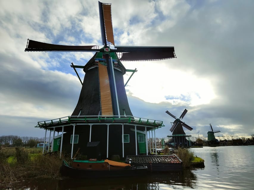 Excursion from Amsterdam to the windmills of Zaanse Schans - The guide experience in Portuguese, and why it matters