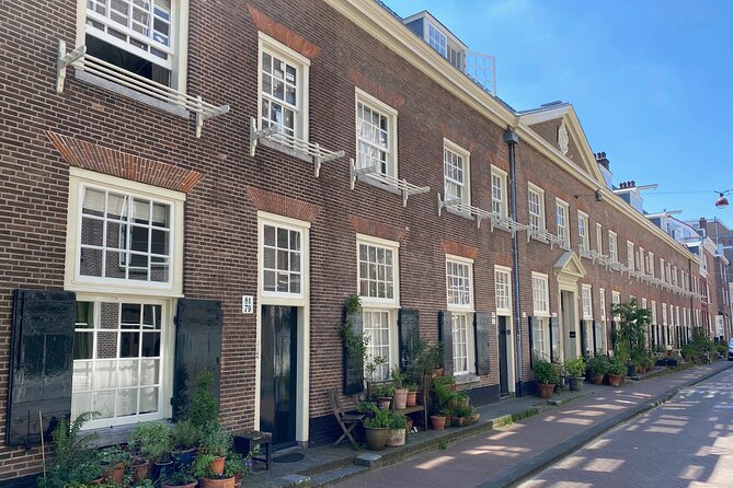 Explore hidden streets with friends - Private Tour - From the World’s First Stock Market to Amsterdam’s Central Square