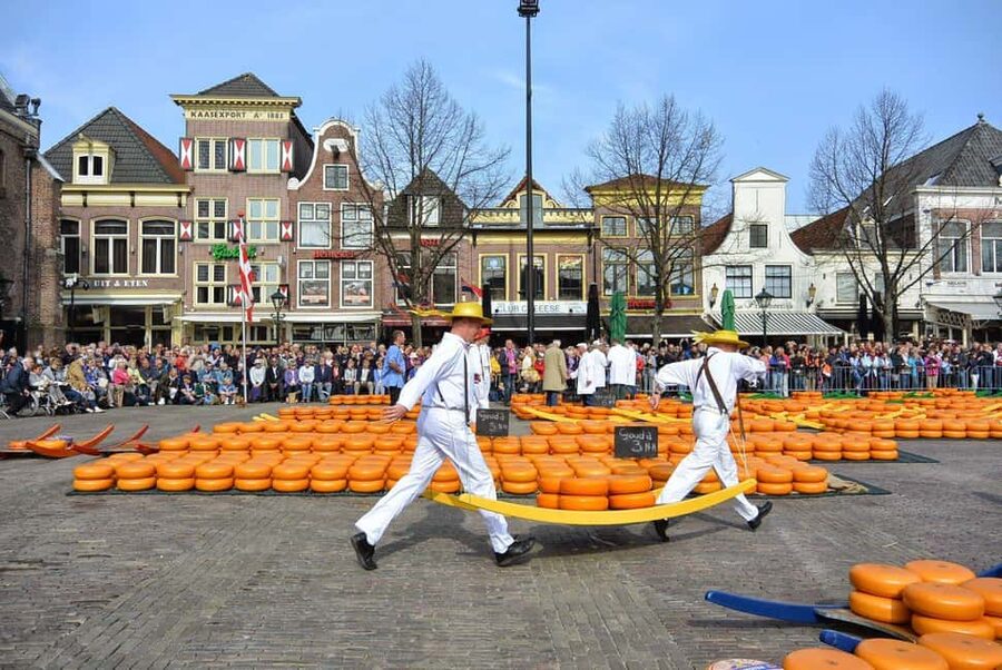 From Amsterdam; Alkmaar Cheese market & Zaanse Schans - The 30-minute Alkmaar walking tour: context without the lecture