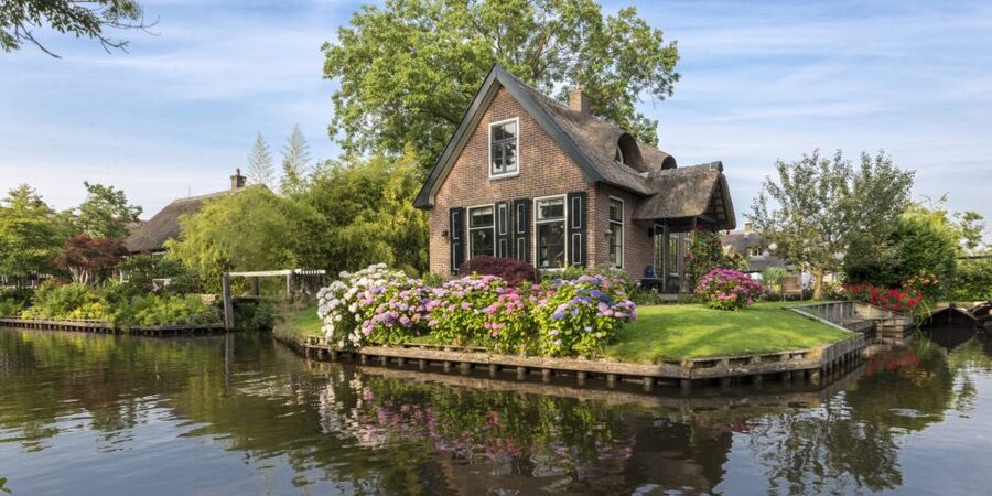 From Amsterdam: Giethoorn Day Trip with Small Electric Boat - Should You Book This Giethoorn Day Trip?
