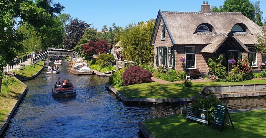 From Amsterdam: Giethoorn Day Trip with Small Electric Boat - Giethoorn’s Road-Free Layout, and Why It Changes Everything