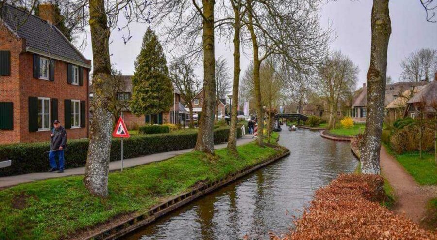 From Amsterdam: Giethoorn Guided Day Trip with Canal Cruise - Giethoorn, the car-free village that makes canals feel magical