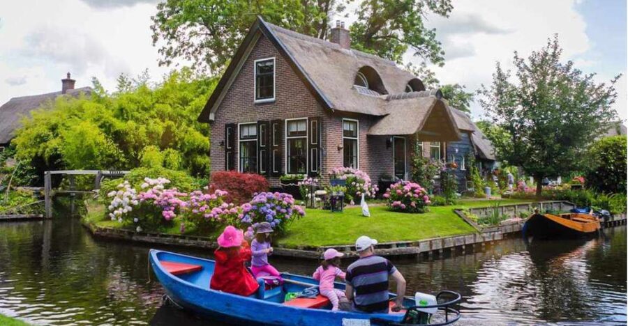 From Amsterdam: Giethoorn Guided Day Trip with Canal Cruise - Getting value from the guide: Ibrahim and Jay’s style of storytelling