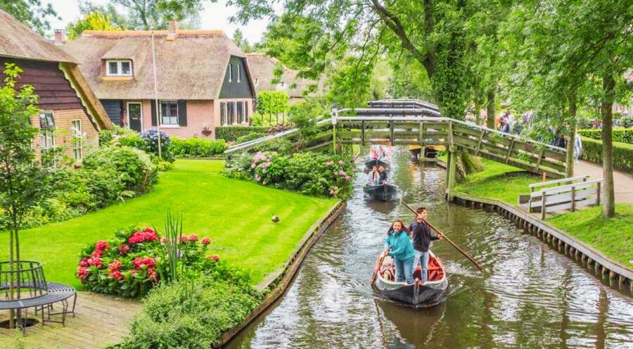 From Amsterdam: Giethoorn Guided Day Trip with Canal Cruise - From Amsterdam to the Dutch countryside: meeting point and the 11:00 departure