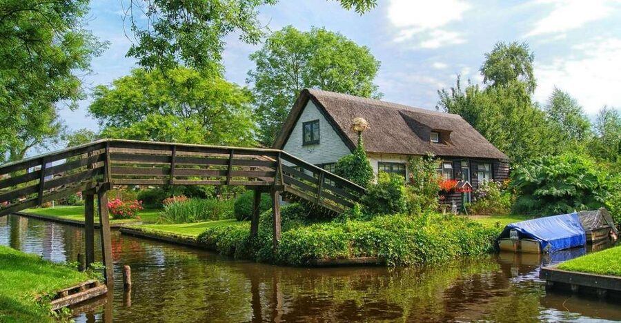 From Amsterdam: Giethoorn Sightseeing Tour and Canal Cruise - Giethoorn canals and fenland quiet: the Dutch Venice effect