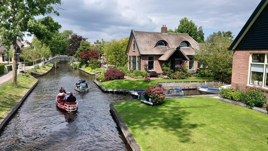 From Amsterdam: Giethoorn Small Group Tour with Boat Ride - Giethoorn Without Roads: How the Village Actually Works