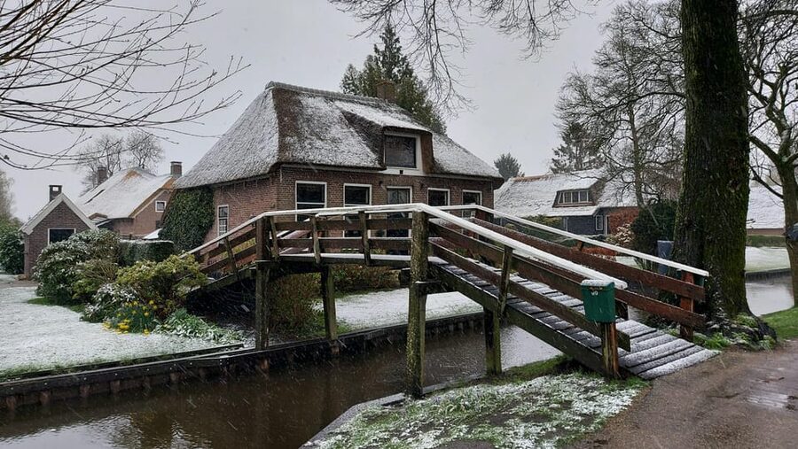 From Amsterdam: Giethoorn Small Group Tour with Boat Ride - How the Small-Group Size Changes Your Day (For Real)