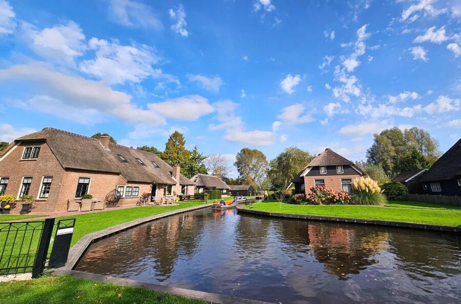 From Amsterdam: Giethoorn & Zaanse Schans Tour w/ Small Boat - The transfer break and the rhythm of a 9-hour itinerary