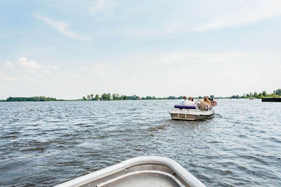 From Amsterdam: Giethoorn & Zaanse Schans Tour w/ Small Boat - What the small electric boat experience changes for you
