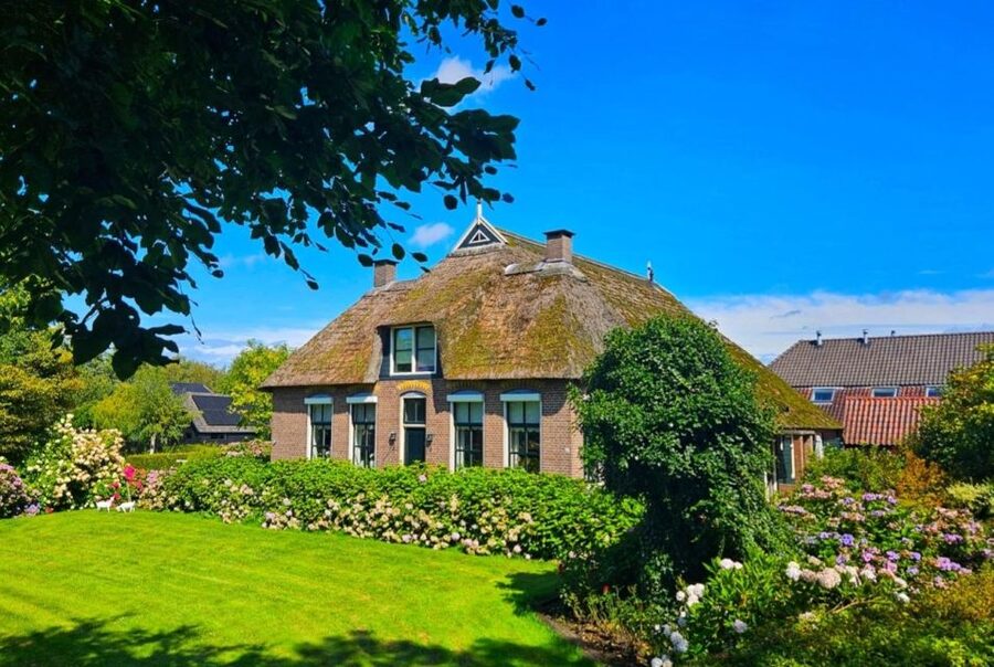 From Amsterdam: Giethoorn & Zaanse Schans Tour w/ Small Boat - Meeting at DoubleTree by Hilton Amsterdam Centraal, then heading north