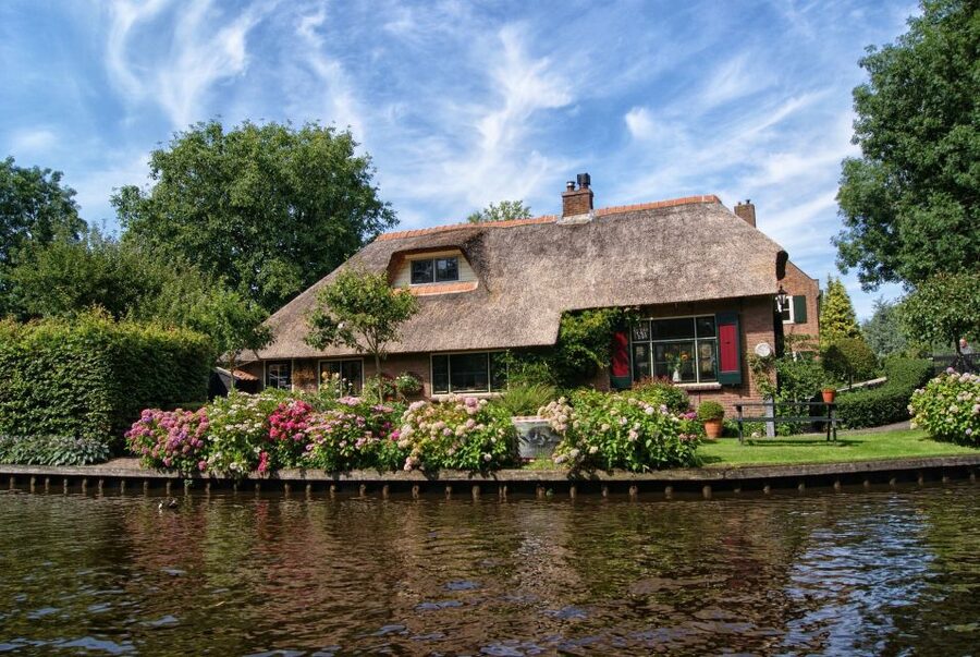 From Amsterdam: Private Sightseeing Tour to Giethoorn - Rain or shine, what to wear, and who should pass