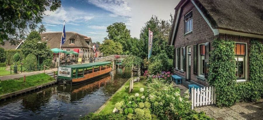 From Amsterdam: Private Tour to Giethoorn with Canal Cruise - Why Giethoorn Feels Like a Different Side of the Netherlands