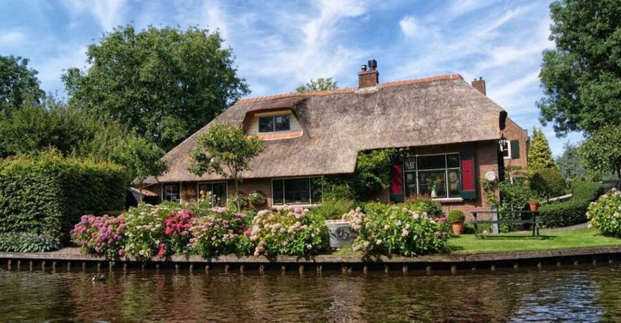 From Amsterdam: Private Tour to Giethoorn with Canal Cruise - Your 3 Hours in Giethoorn: Farms, Bridges, and Real Village Views