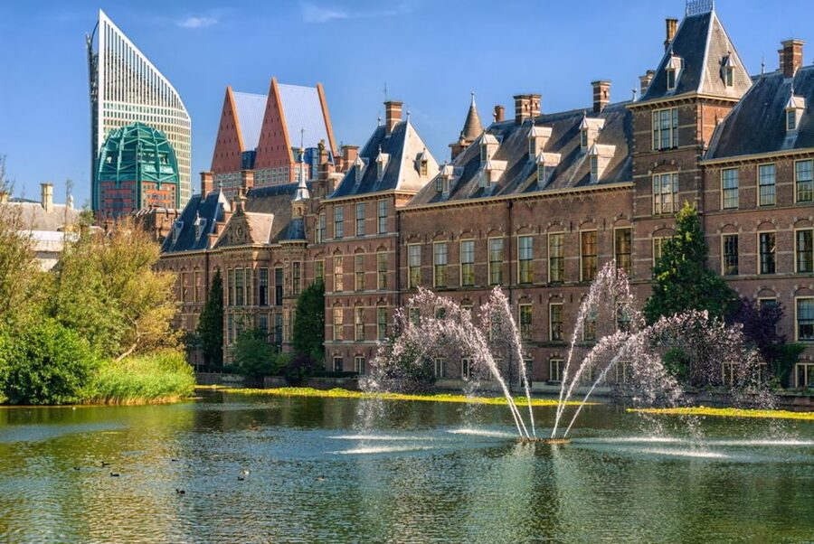 From Amsterdam: Rotterdam and The Hague Tour in Spanish - The Hague seat of power: Binnenhof, Noordeinde Palace, and the Peace Palace