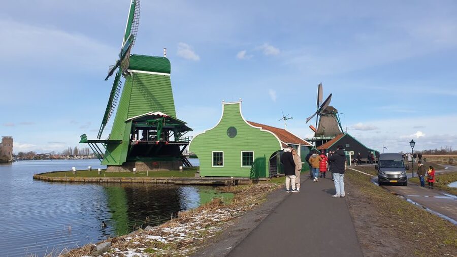 From Amsterdam: Small Group Zaanse Schans and Volendam Tour - The wooden shoe photo moment and souvenir time